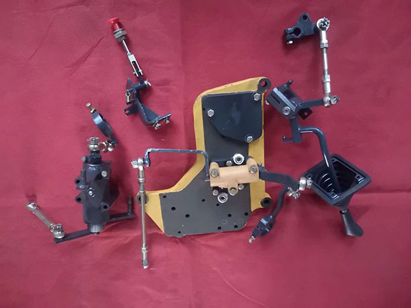 铲刀提升倾斜操纵总成 铲刀提升倾斜操纵总成