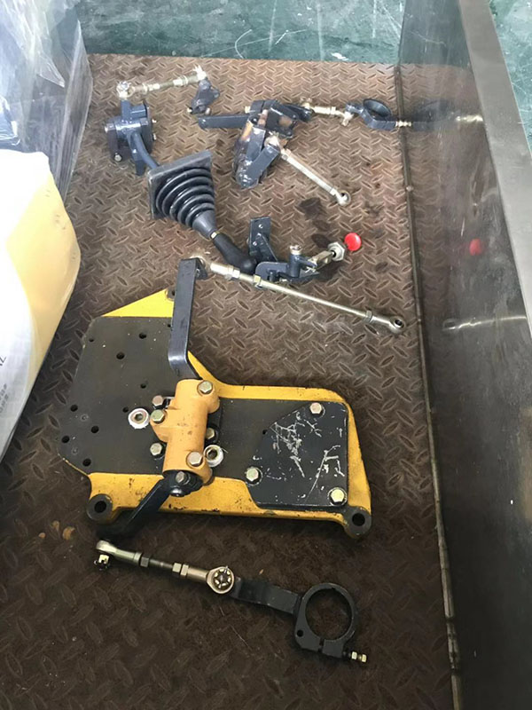 山推铲刀提升倾斜操纵总成